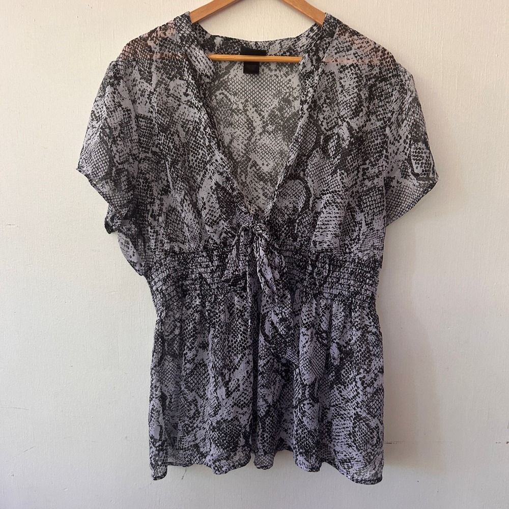 Torrid Blouse Womens 2 Grey Snakeskin Smocked Tie Front Edgy Animal Print